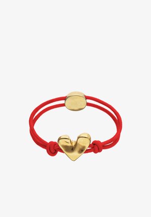 Bracelet à double cordon rouge avec un pendentif cœur en or poli au centre et une fermeture lisse en or.