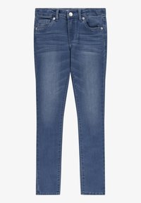 Jeans de mezclilla azul de corte slim con una textura suave, cinco bolsillos y costuras en contraste. Presenta un cierre de botón y trabillas para el cinturón.