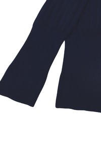 Maglione lavorato a maglia blu navy con maniche lunghe a flusso e texture a coste, con un taglio dritto all'orlo per una vestibilità rilassata.