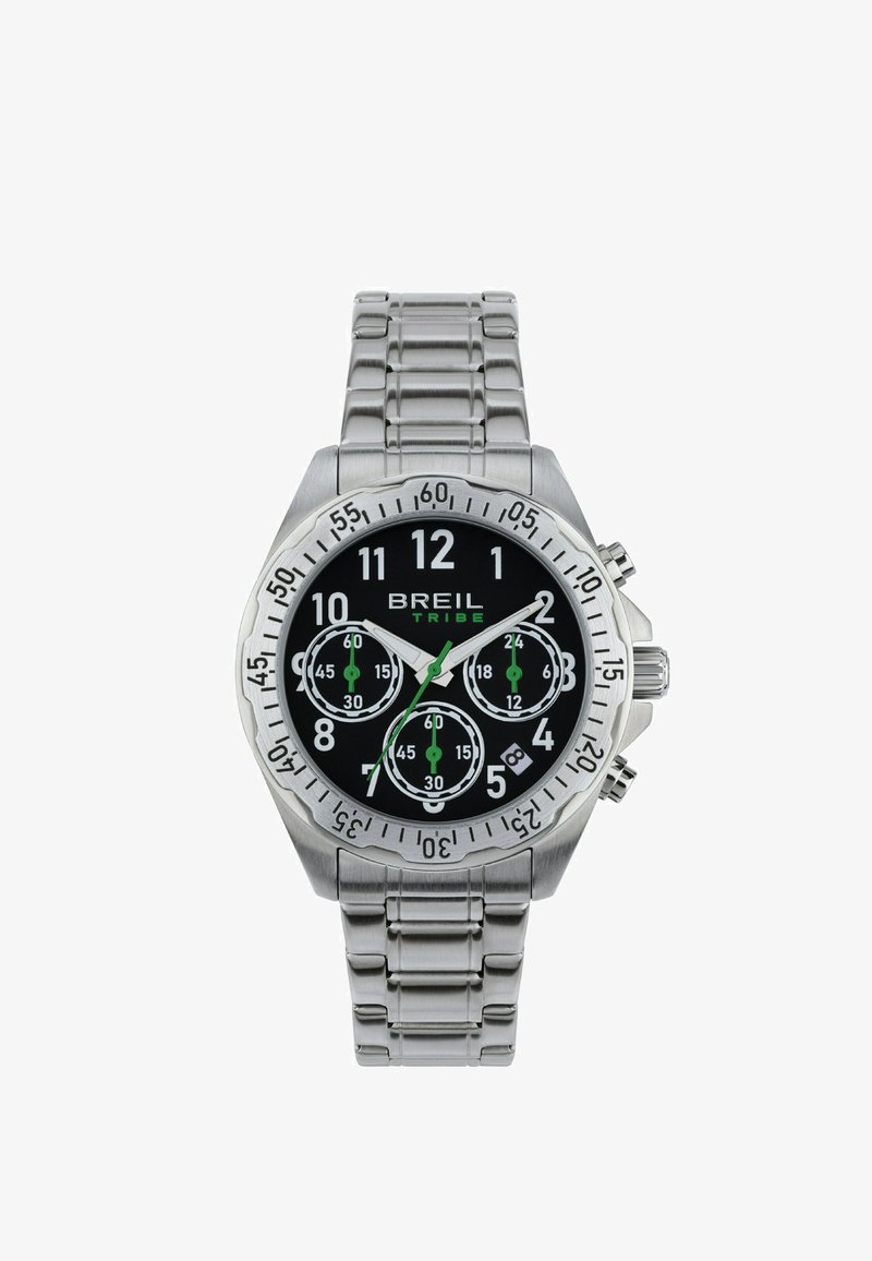 Montre chronographe en métal avec un cadran noir, bracelet en acier inoxydable argenté, grands index horaires blancs et détails verts sur les sous-cadrans.