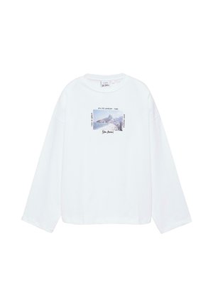 Biele tričko s dlhým rukávom s potlačenou fotografiou hory a oceánu v Rio de Janeiro, text obsahuje "Rio de Janeiro 1986" a "Slim Aarons."