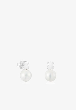 Boucles d'oreilles en perles blanches avec une monture en argent poli, présentant une forme de perle circulaire et un dos décoratif unique.