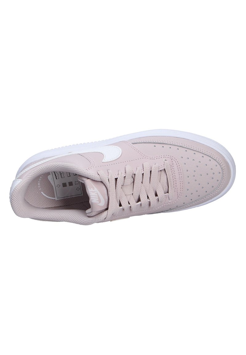 Sneaker Nike Air Force 1 di colore rosa chiaro con punta perforata, dettagli bianchi e lacci piatti. Collo imbottito e tallone testurizzato. Design classico.
