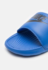 Nike Sportswear VICTORI ONE SLIDE UNISEX - Papucsszandálok - game royal/black