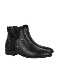 Botines de cuero negro con punta afilada y diseño recortado, adornados con tachuelas plateadas en la parte frontal y los lados. Suela plana.