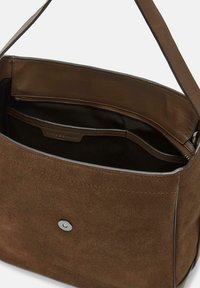 Borsa a tracolla in suede marrone con tasca con zip, foderatura liscia e chiusura a scatto in metallo. Presenta una forma rettangolare strutturata e una tracolla.