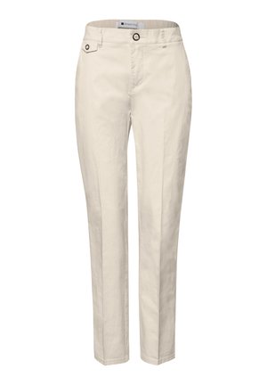 Pantalones de corte recto color beige con cierre frontal de botón y cremallera, bolsillos laterales y un bolsillo con solapa abotonada en la cintura derecha.