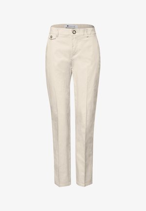 Pantalones de corte recto color beige con cierre frontal de botón y cremallera, bolsillos laterales y un bolsillo con solapa abotonada en la cintura derecha.