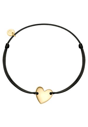 Schwarzes geflochtenes Armband mit einem glänzenden goldenen Herzanhänger, glatter Oberfläche und einem goldenem Akzentanhänger, der am Band befestigt ist.