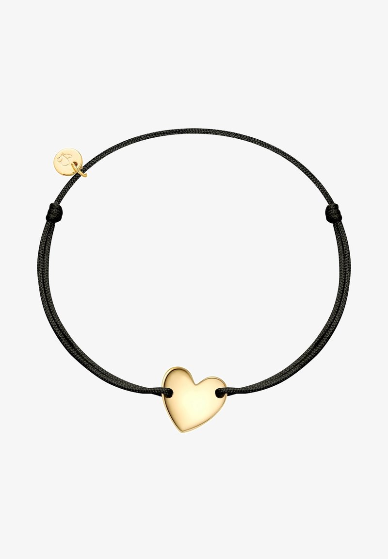 Črna zapestnica iz pletenih vrvic z bleščečim zlatim čarom v obliki srca, z gladko površino in zlatim oznako, pritrdjeno na vrvico.