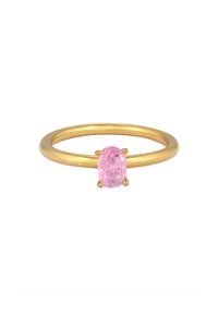 Guldring med en oval pink sten indsat i et minimalistisk design, med en glat skærestykke og fire kløer, der holder ædelstenen.