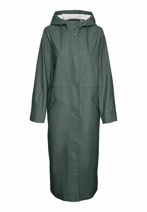 Langer dunkelgrüner Regenmantel mit Kapuze, Druckknopfverschluss vorne, zwei seitlichen Taschen und verstellbaren Kordeln. Hergestellt aus wasserdichtem Material.
