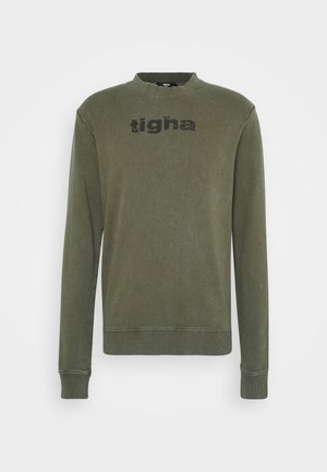 Olivově zelená mikina s kulatým výstřihem a dlouhými rukávy s nápisem "tigha" v tmavých písmenech přes hrudník.