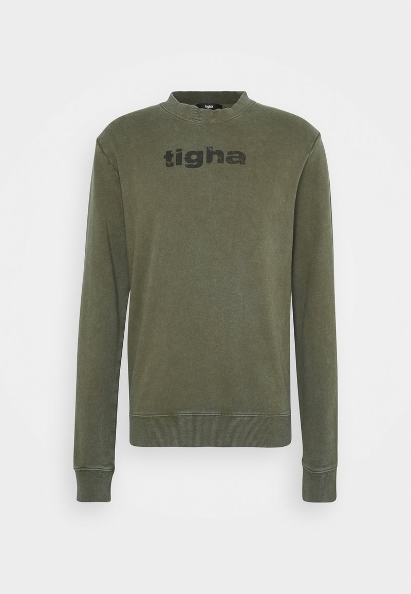 Sweat-shirt vert olive à col rond avec manches longues et "tigha" imprimé en lettres foncées sur la poitrine.