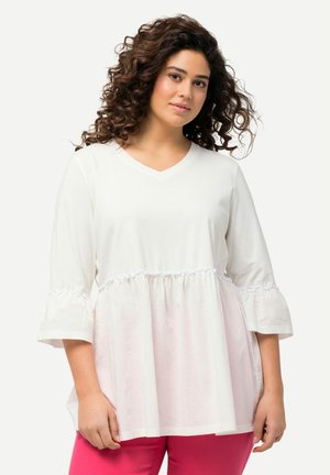 Top bianco a V con maniche a campana a tre quarti, dotato di una parte inferiore arricciata di un delicato rosa. Tessuto morbido e strutturato. Design semplice.