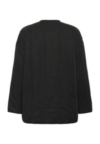 Črna podložena bunda z rahlim ohlapnim krojem, z dolgimi rokavi, okroglim izrezom in navpičnimi detajli šivov. Teksturirana tkanina.