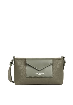 Petit sac bandoulière en cuir texturé vert olive avec poche avant enveloppe et sangle réglable, marque Lancaster Paris.