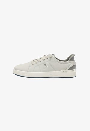 Zapatilla deportiva de color gris claro de corte bajo con cordones en la parte delantera, logo lateral sutil, suela acolchada y collarín acolchado en el talón.