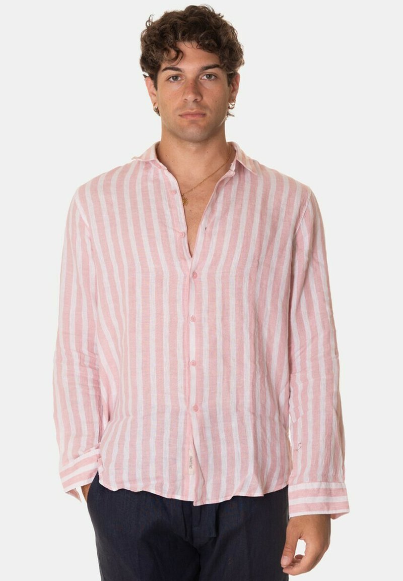 Camicia in lino leggera a maniche lunghe con righe verticali rosa e bianche, con bottoni, vestibilità rilassata e colletto a V.