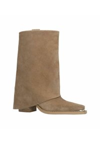 Beige Wildleder-Ankle-Boots mit eckiger Zehenform, einzigartigem gefaltetem Design und niedrigem Blockabsatz. Sanfte Textur und minimalistische Details.