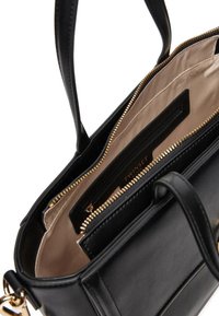 Borsa in pelle nera con hardware dorato; presenta un design strutturato, aperture con zip e un interno foderato in tessuto beige con slot per carte.