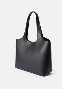 Μαύρη δερμάτινη τσάντα tote με λεία υφή, επιμηκυμένους χειρολαβές και μινιμαλιστικό σχεδιασμό. Χωρίς εμφανή υλικά ή διακοσμήσεις.