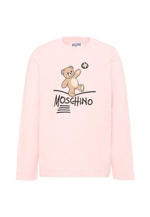 Jasnoróżowa koszula z długim rękawem z nadrukiem misia bawiącego się piłką i słowem Moschino pod grafiką.