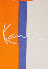 Karl Kani SMALL SIGNATURE STRIPE - Potiskana majica - orange apricot off white