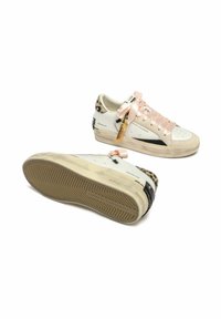 Sneakers bianchi in pelle con dettagli in stampa leopardata, lacci in raso rosa e una suola beige testurizzata. Presentano un branding nero di lato.
