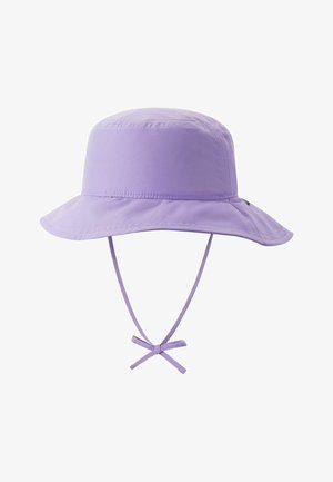 Lawendowy kapelusz typu bucket z szerokim rondem i regulowanym paskiem pod brodą związanym na kokardę, zaprojektowany do ochrony przed słońcem.