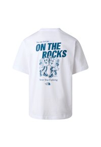Hvid T-shirt med blå tekst "Du kan finde mig på klipperne" og tegneserieisterninger, der danser, plus "Bliv ved med at udforske" og The North Face-logo.