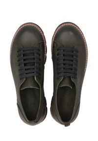 Olijfgroene leren schoenen met een ronde neus, zwarte veters, stikselaccenten en een tan rubberen zool; zachte textuur en minimalistisch ontwerp.