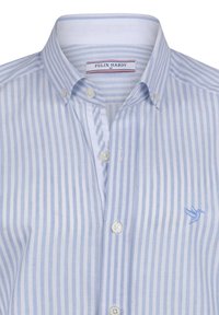 Camisa a rayas en azul claro y blanco con cuello con botones, que presenta botones blancos y un pequeño logotipo de pájaro bordado en el pecho.