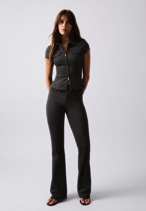 Bershka, FLARED BENGALINE - TROUSERS 05112741 - Pantalon classique - blue-grey