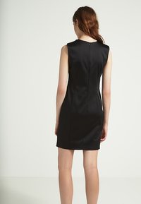 Schwarzes ärmelloses Kleid mit taillierter Passform, glattem Satinmaterial und einem Reißverschluss auf der Rückseite. Verfügt über vertikale Nähte zur Formgebung.