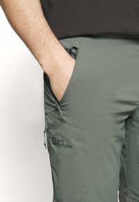 Jack Wolfskin GLASTAL  - Shorts outdoor - gecko green