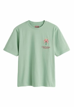 Lysegrøn t-shirt med korte ærmer med lille lyserød palme og teksten "CALIFORNIA SHOREBREAK WAVES" på venstre bryst.
