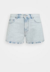 Světle modré denimové šortky s třepícím se lemem, designem s pěti kapsami, zipovým zapínáním a knoflíkovým uzávěrem. Obsahují vybledlé oblasti pro opotřebovaný vzhled.