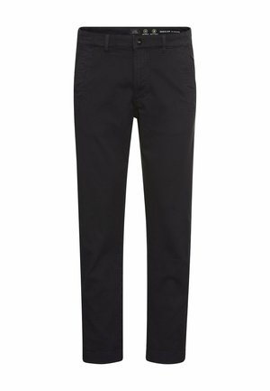 Schwarze Chinos mit regulärer Passform, mit seitlichen Taschen und Knopfverschluss, vor einem weißen Hintergrund präsentiert.