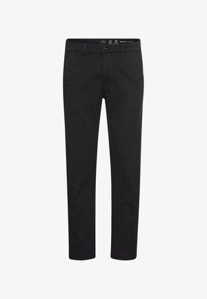 Zwarte chino's met een normale pasvorm, met zijzakken en een knoopsluiting, gepresenteerd tegen een witte achtergrond.