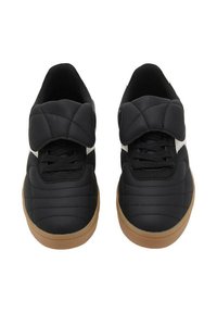 Sneaker nere con tomaia sintetica imbottita e a quadri, lacci neri e una striscia bianca a contrasto. Presenta una linguetta imbottita e suola in gomma.