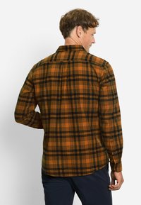 Herren Flanellhemd in orange-schwarz kariert, mit einem spitzen Kragen, langen Ärmeln und einer Knopfverschluss-Rückseite mit abgerundetem Saum.