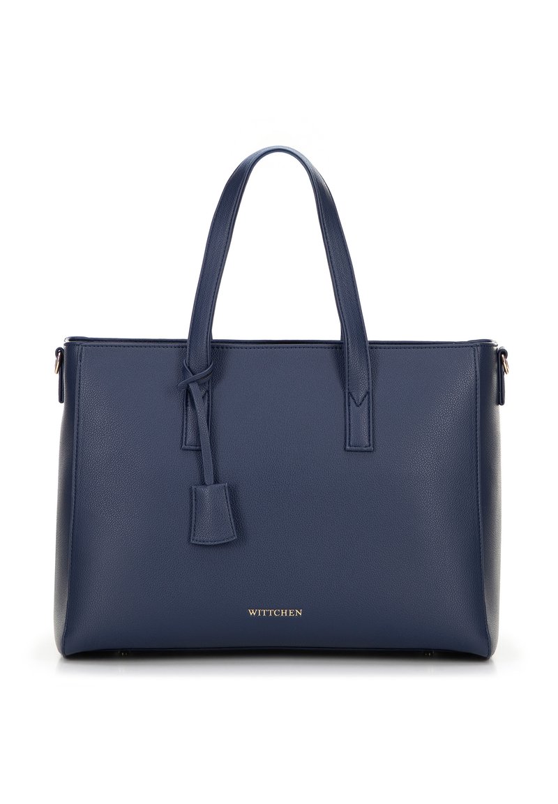 Navyblaue, strukturierte Ledertasche mit zwei Griffen, Reißverschluss und einem Frontanhänger. Verfügt über die goldene Markenbezeichnung "WITTCHEN" am unteren Ende.