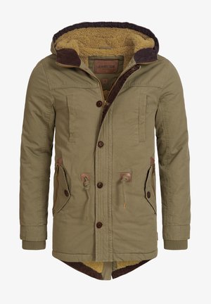 Olijfgroene parka met een met bont gevoerde binnenkant, ritssluiting aan de voorkant, twee grote zakken voor, en koordaccenten, voorzien van geribbelde manchetten en een capuchon.