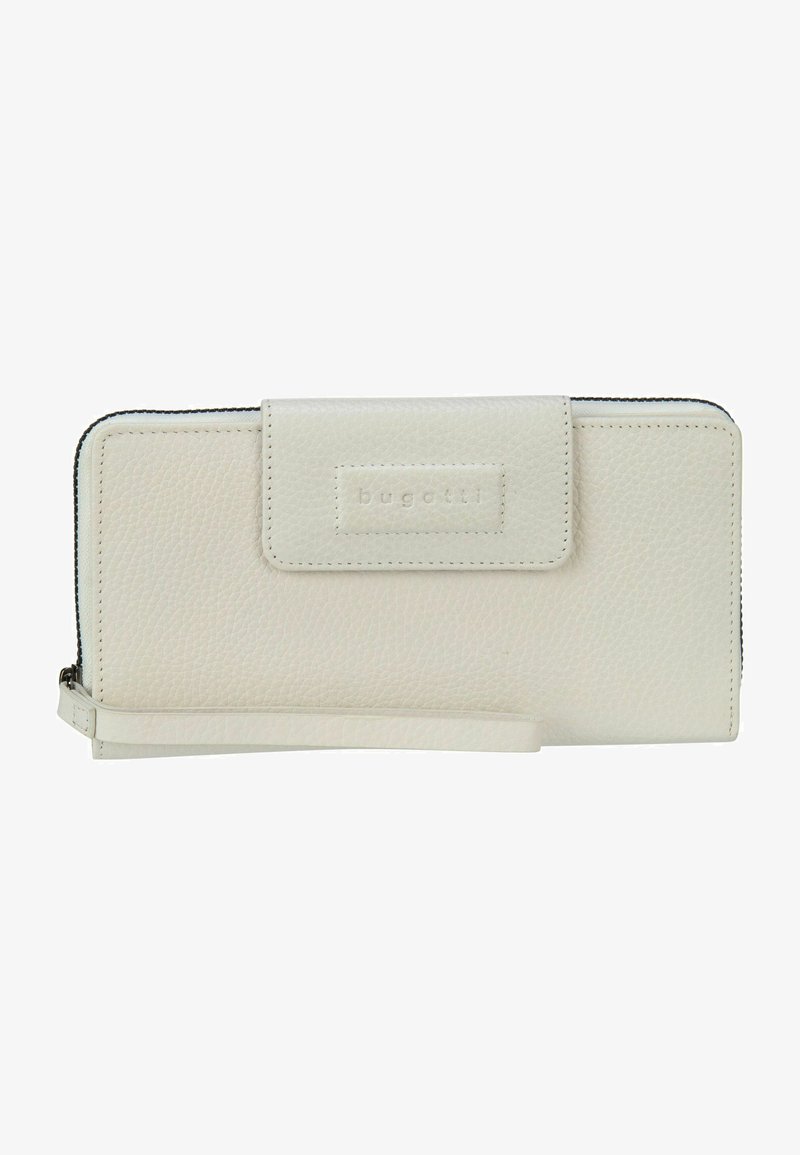 Portefeuille en cuir blanc avec une surface texturée, fermeture éclair, et un rabat avant avec un logo en relief. Comprend une sangle de poignet.