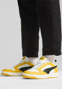 Puma REBOUND V6 UNISEX  - Sneakers basse - yellow sizzle/black/white