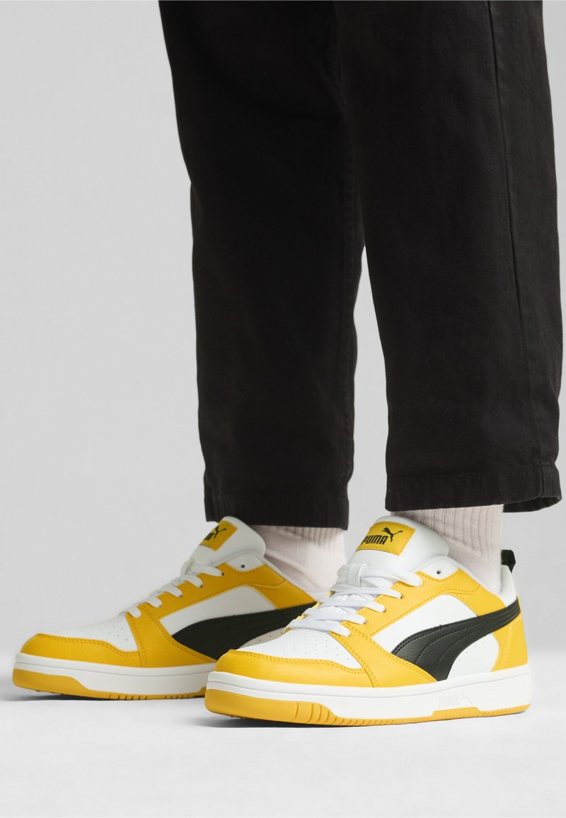 Puma REBOUND V6 UNISEX  - Sneakers basse - yellow sizzle/black/white