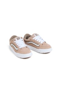 Vans tenisky v měkké béžové semišové kůži s bílými šňůrkami a gumovou podrážkou. Obsahují boční akcentovou pruh a perforované detaily na svršku.