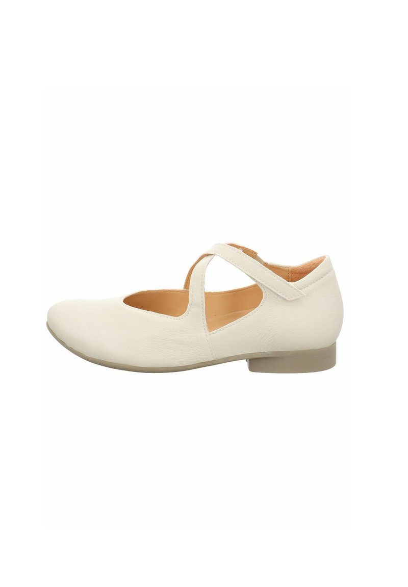 Chaussure plate Mary Jane en cuir blanc avec un petit talon rond, dotée d'une sangle croisée et d'un design découpé sur les côtés. Texture lisse et silhouette simple.