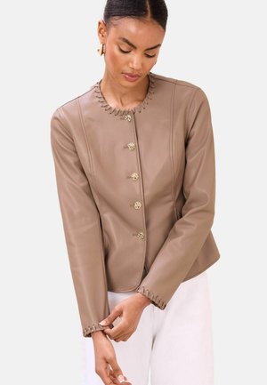 Braune Jacke aus Kunstleder mit rundem Ausschnitt, goldfarbenen Knöpfen und abgesteppten Details am Kragen und an den Bündchen. Maßgeschneiderte Passform.